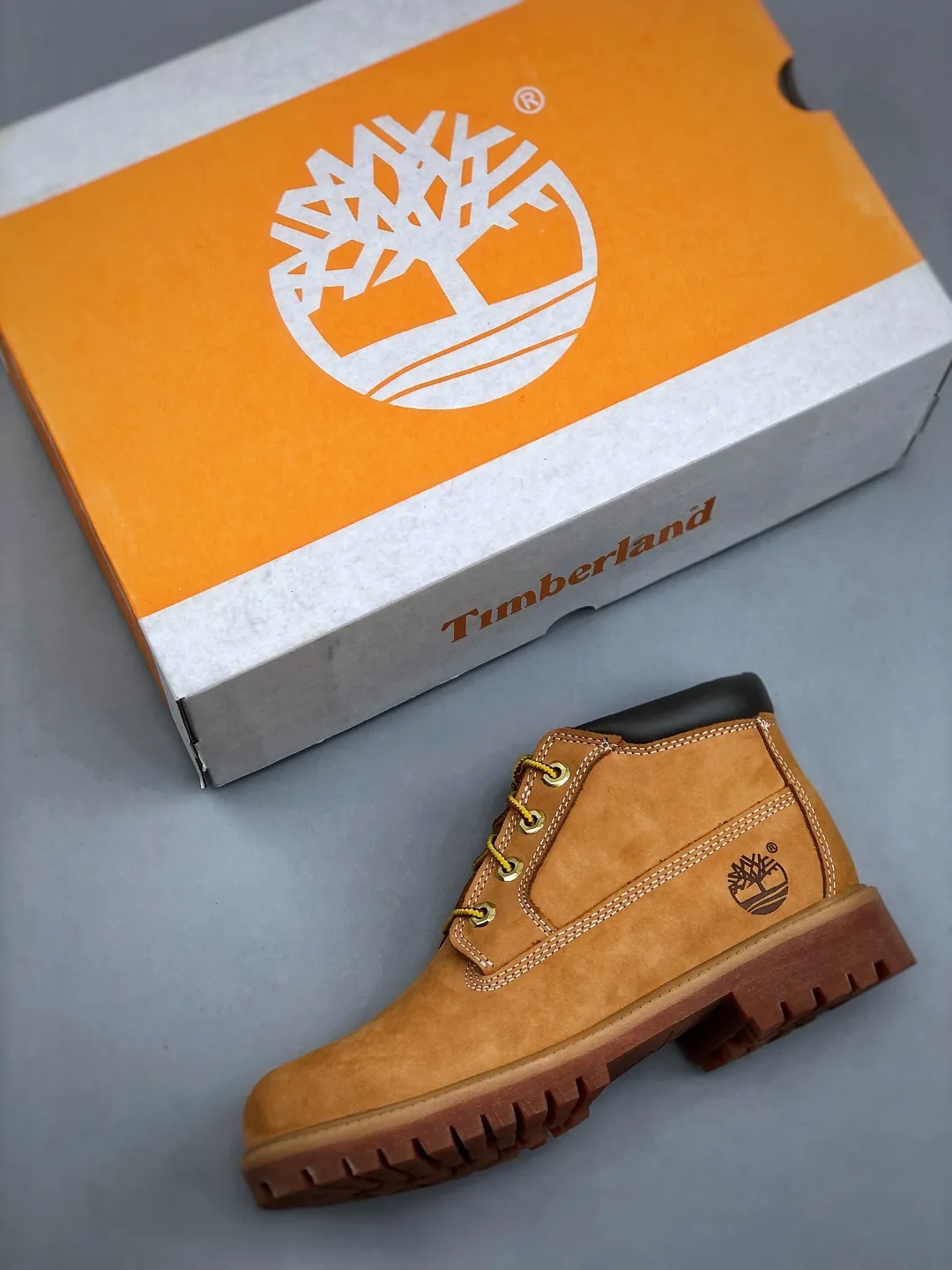 Local pick-up 💰600 available in stores [New product real shots] Dongguan original Y version #Men's and women's shoes true standard half size Dongguan OEM quality #Upgraded original 2025 version packaging box and accessories #Original last paper version data development version #Original Baoyuan injection machine #Three-line computer sewing lines are in line #Using the same source of imported first-layer frosted leather It has the function of resisting water splashing (all interiors are made of real leather materials!!) #Original consistent full nubuck leather collar #Anti-fatigue shock-absorbing honeycomb PU insole #Lightweight anti-slip rubber foam combination bottom ❗ The world's leading outdoor brand·Timberland/Timberland Fatigue Chukka Nubuck Boots classic outdoor short-cut all-match workwear Martin boots "Wheat Yellow Black" Size: Female 35.5 36 37 38 39 Male 39.5 40 41 42 43 44 (Leather shoe size: one size larger than sports shoes!) Original hardware molded shoelace buckle Newly upgraded top-notch craftsmanship Original OEM in Zhongshan Original imported waterproof leather Injection outsole Horizontal folding, dynamic water-repellent, original and consistent full nubuck leather collar, all-cow lining, brand new original packaging shoe box, exclusive supply in the market